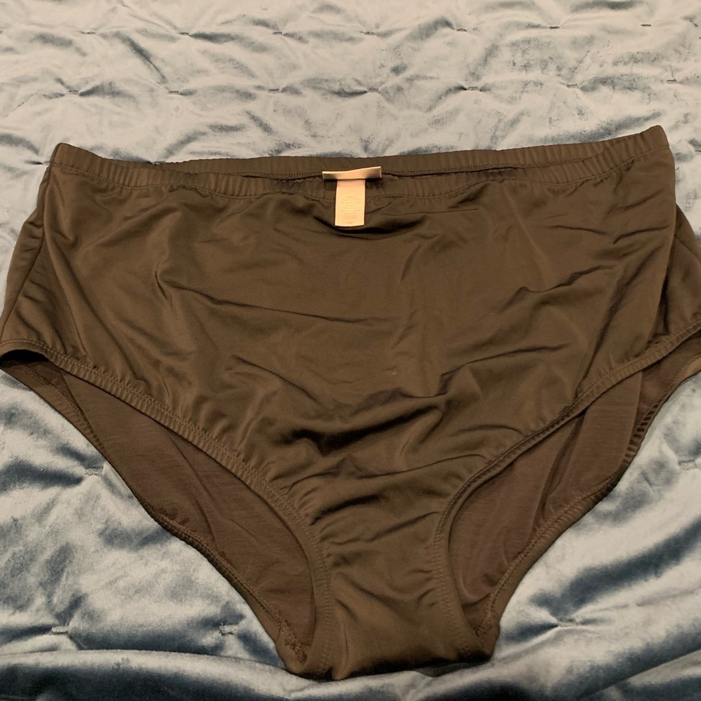 Avenue NWOT black swim shorts size 28